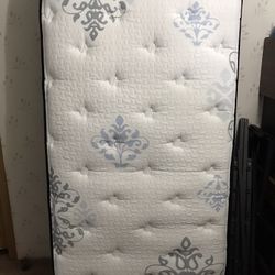 Twin Mattress Ashley’s Furniture Hybrid Plush Mattress (Includes Box Spring, Comforter, Fitted Sheet and Pillowcase)