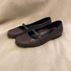 Women’s Brown Leather Nurture Mary Janes 7.5M