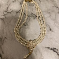 Elegant Pearl Necklace With Gold Accents 
