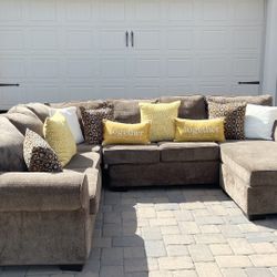 Beautiful U Shape Sectional + Reversible Chaise 