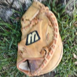 MIZUNO  "YOUTH " CATCHERS GLOVE  ( SEE PICS) PRICE  "FIRM " NO OFFERS AND ALL SALES ARE "FINAL " LOCATED IN GLENDORA!!!