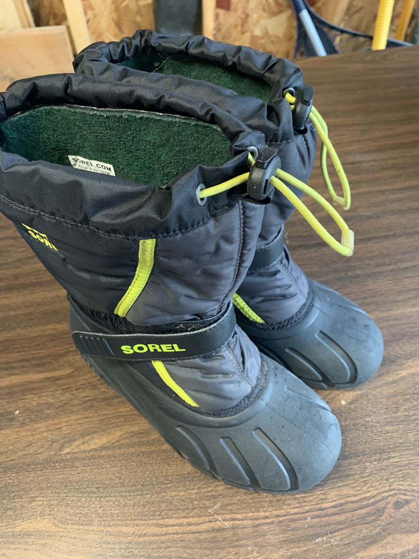 Sorel kids snow boots size 4