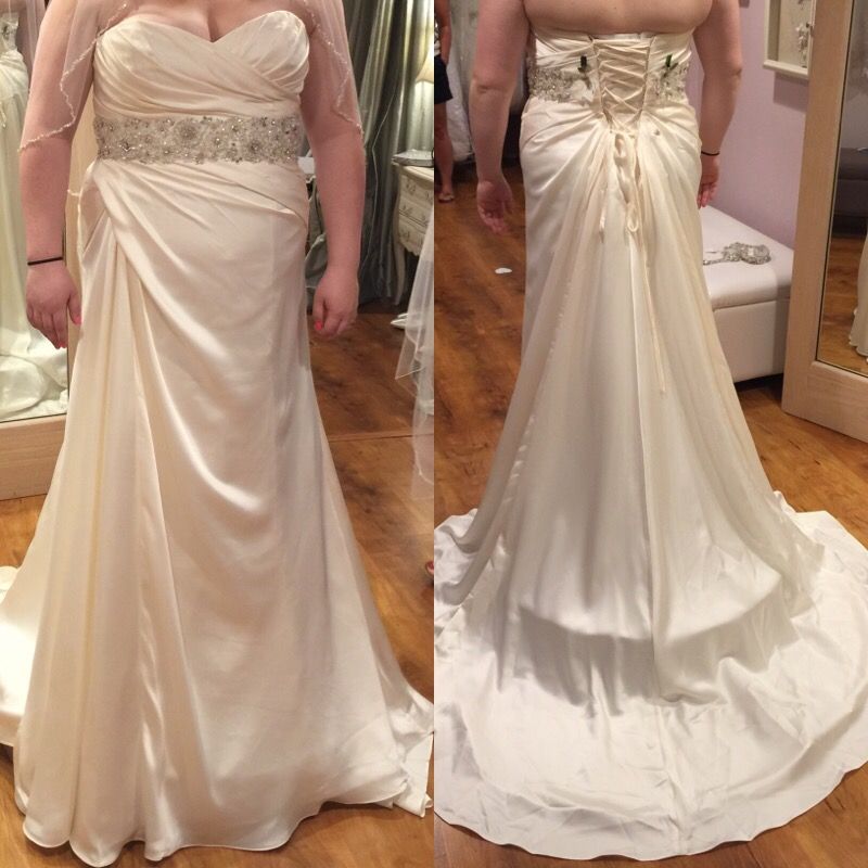 Enzoani 13-23 size 16, Champagne