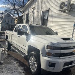 Chevy 2500 HD TOWING TRUCK