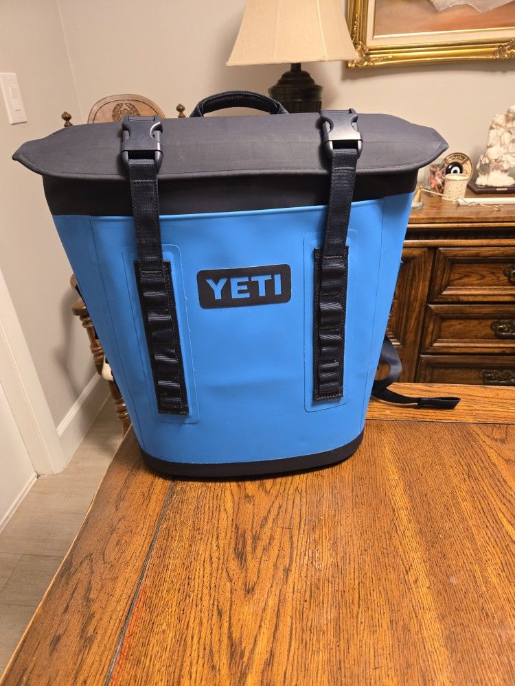 Kayak M12 Backpack Cooler