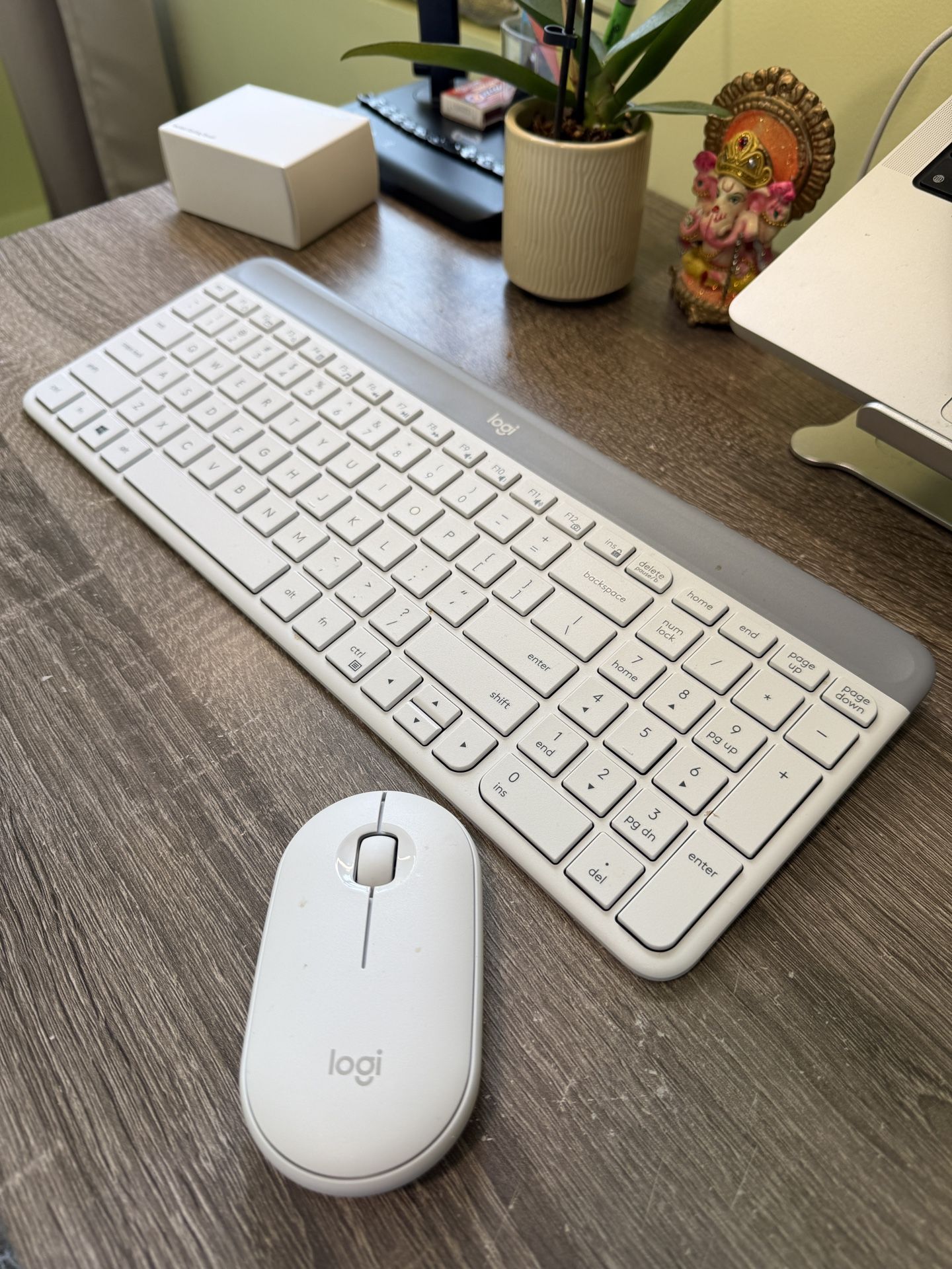 Logitech Wireless Keyboard and Mouse Set – White (Great Condition)