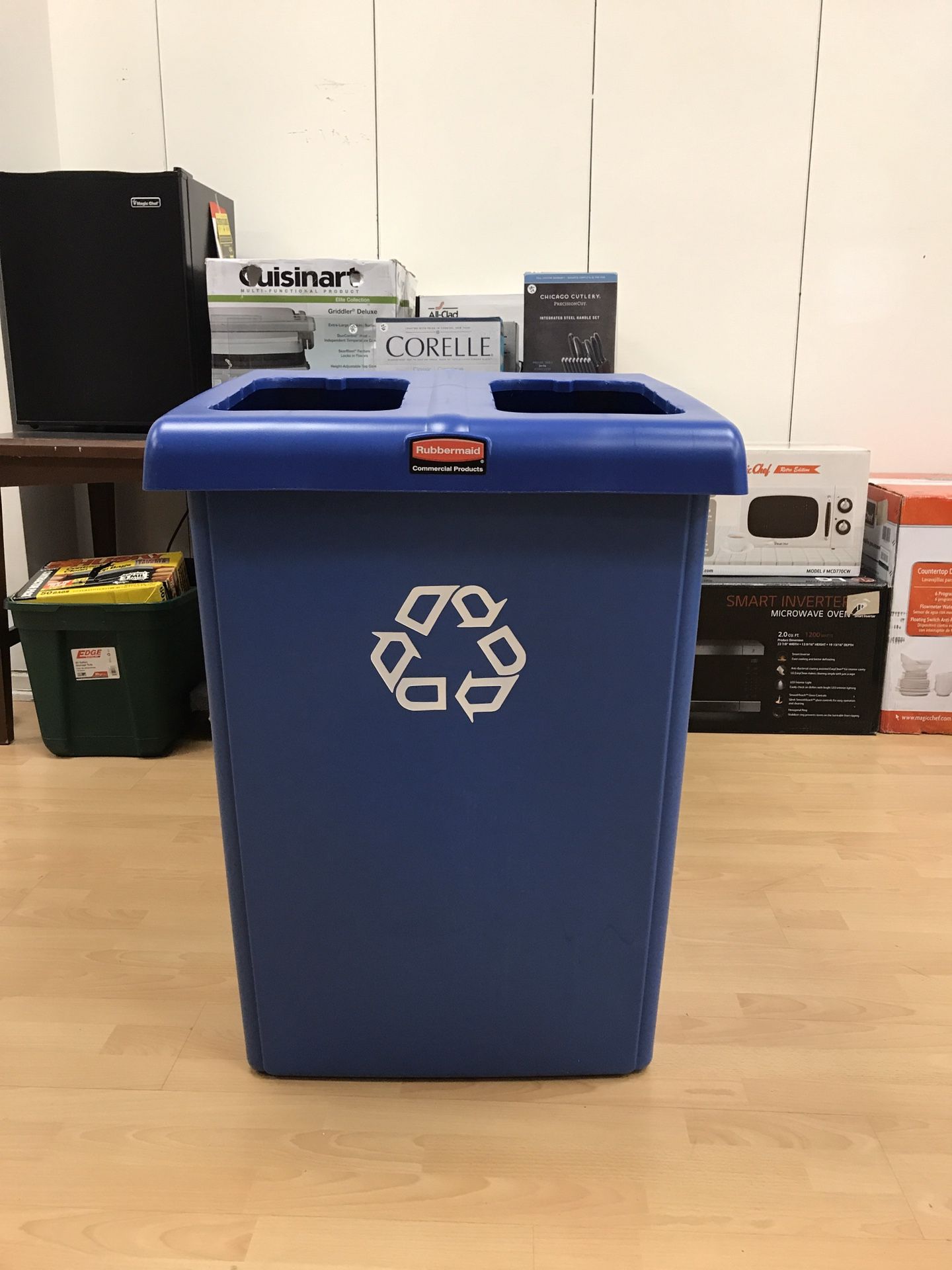 NEW Rubbermaid Two Bin Recycling/Trash Station