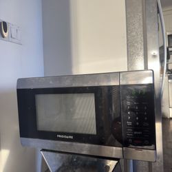 Frigidaire Microwave - 1100W (Used, Great Condition)