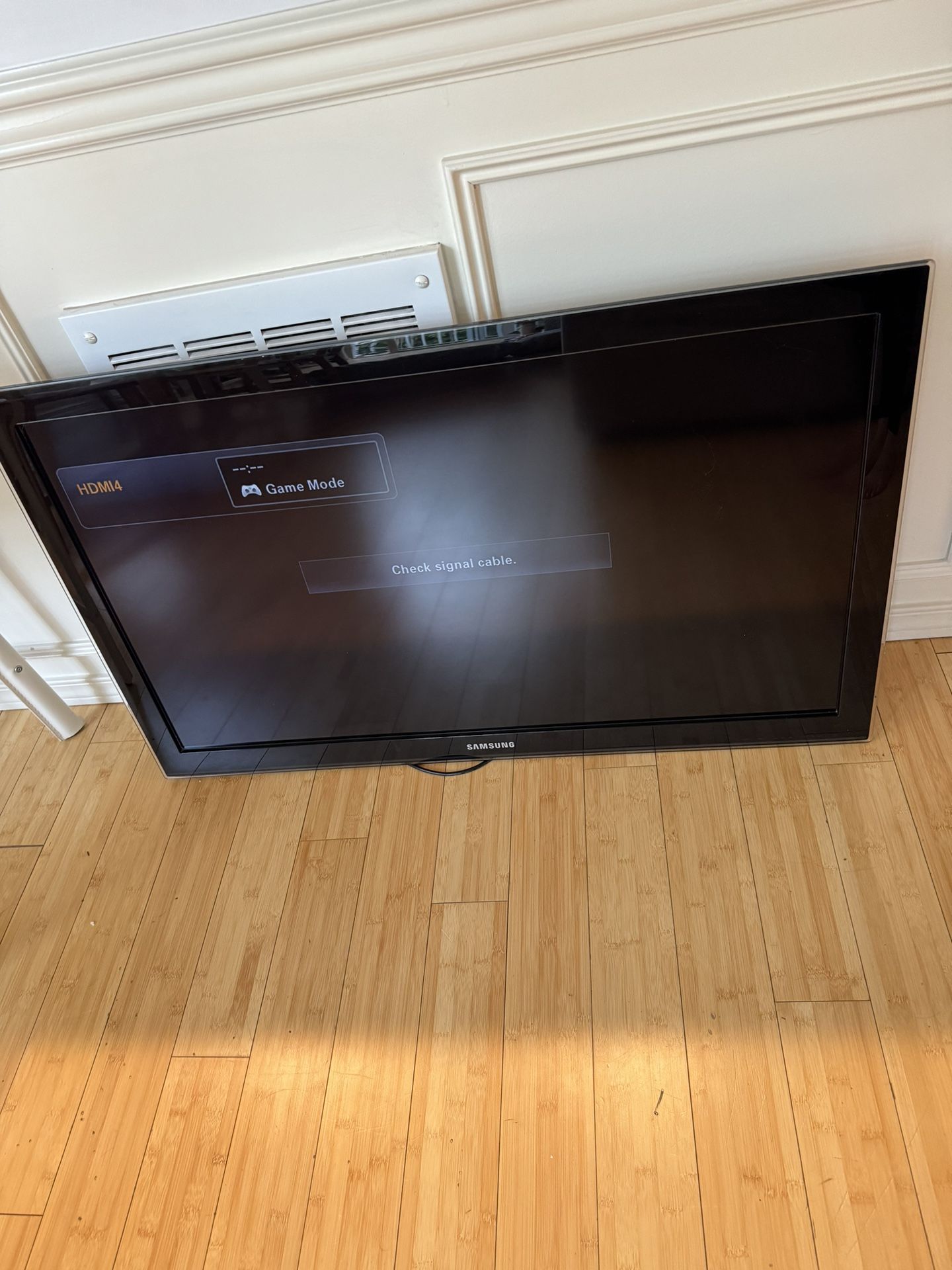 40 inch Samsung TV with Wall Mount