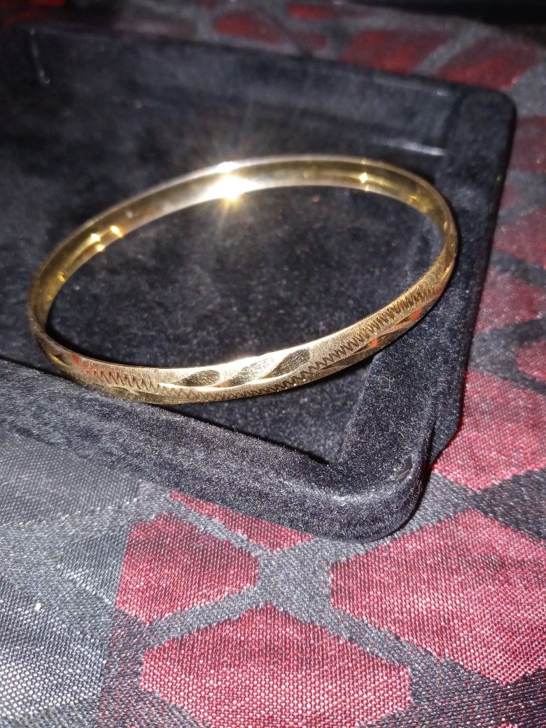 14k Gold Single Bangle..Flawless Condition..200$obo