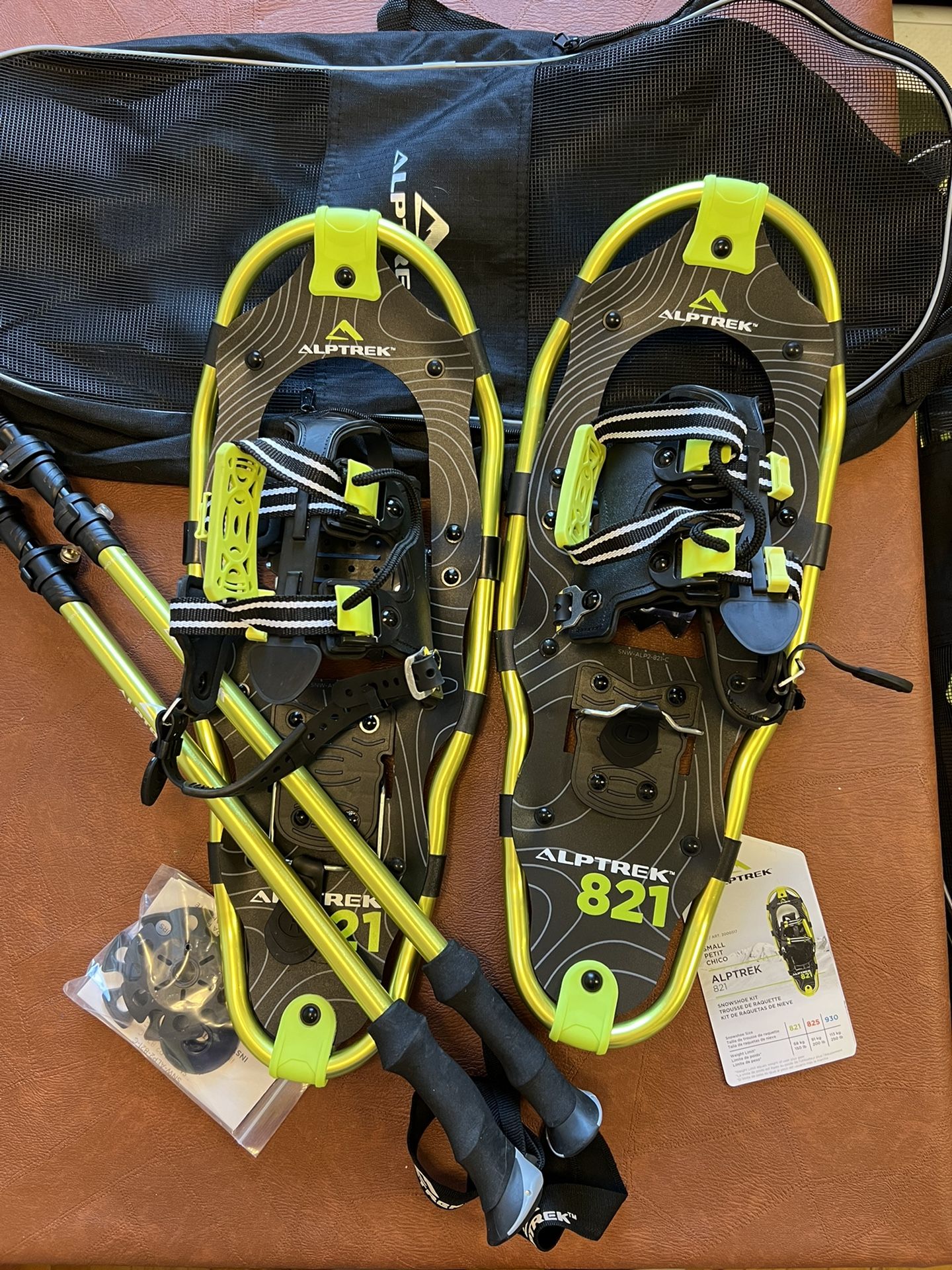 NEW Alptrek 821 Snowshoes Poles and Bag Size Small