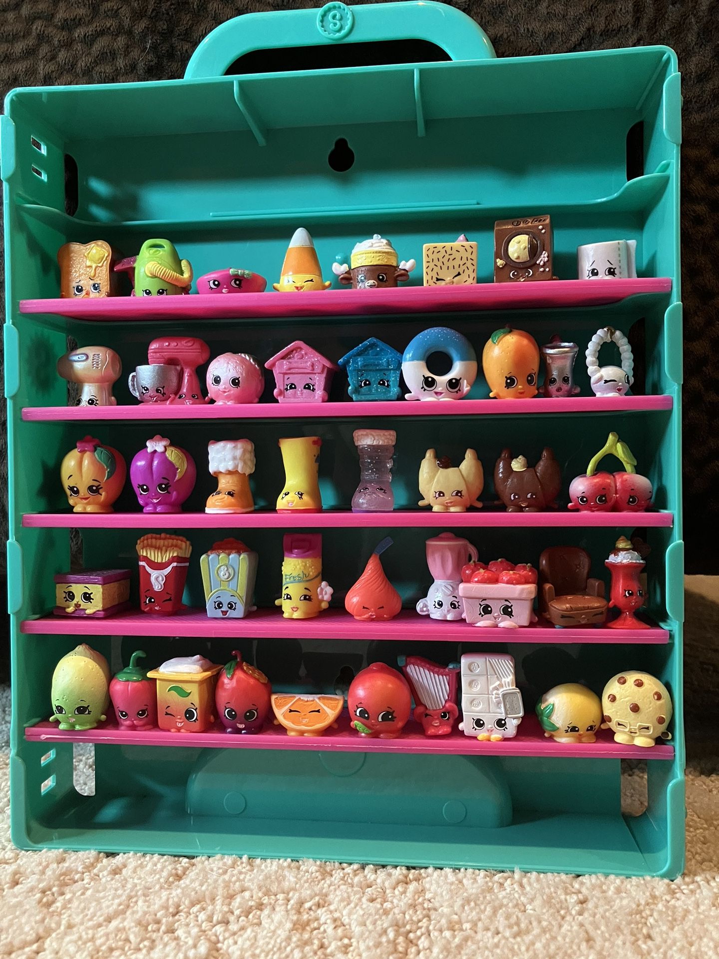 44 Shopkins with Carrier