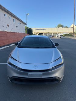 Clean title Toyota pruis LE 2023