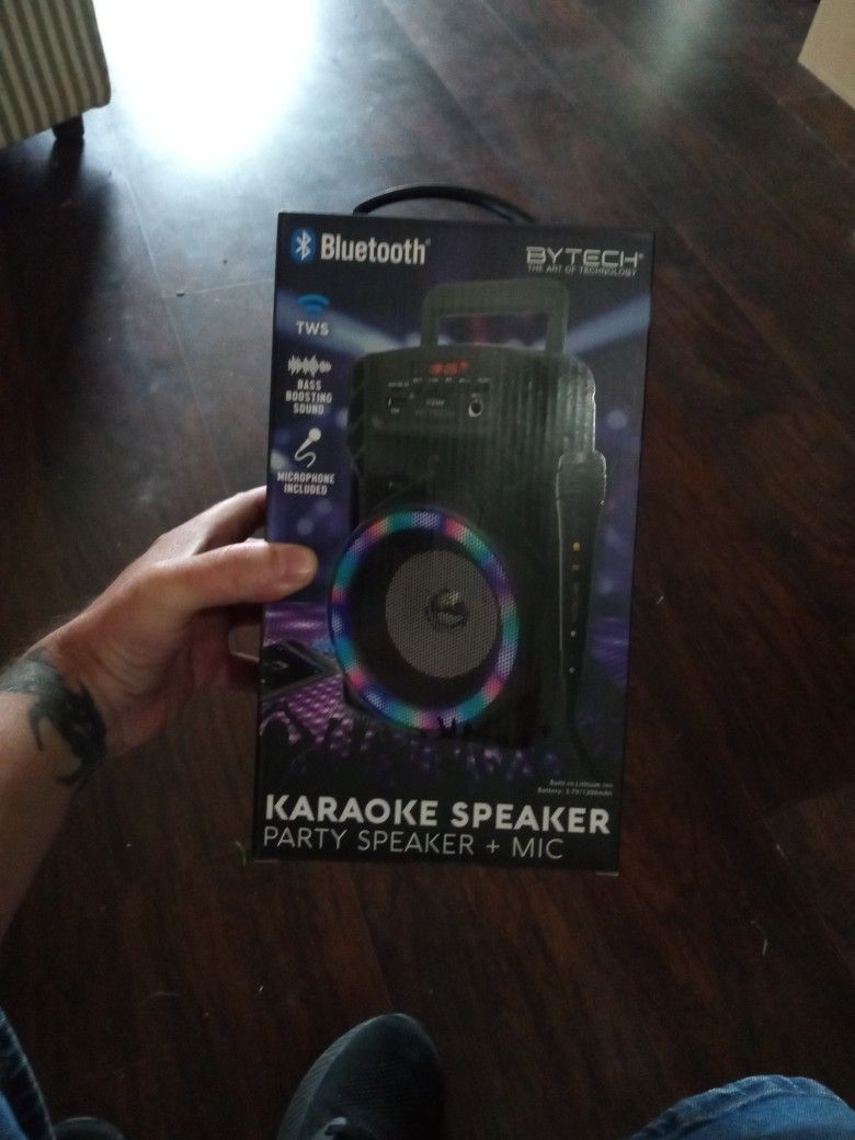 Bluetooth Karaoke Speaker+Mic With Changing Lights Asking $10.00