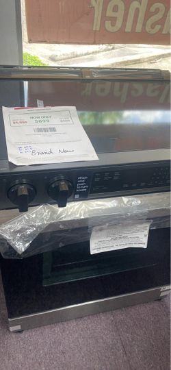 Brand new Samsung Bespoke electric range in stainless steel and black. This smart slide-in model has precision knobs and a 6.3 cu. ft. capacity. The u