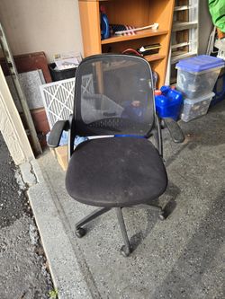 Hbada Office Desk Chair with Flip-Up Armrests and Saddle Cushion, Ergonomic Office Chair with S-Shaped Backrest, Swivel, Mesh, Black