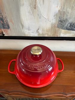 Le Creuset Enameled 9.25” Cast Iron Signature Round Bread Oven with lid (1.75 Qt)-Cerise Red LIKE NEW