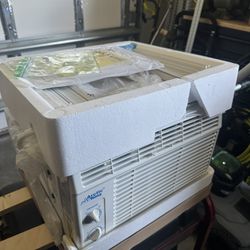 Arctic king 5000 BTU Window Air Conditioner Like New