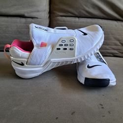 $15 Tennis Nike Esta Usado En Buenas Condicion size 8.5