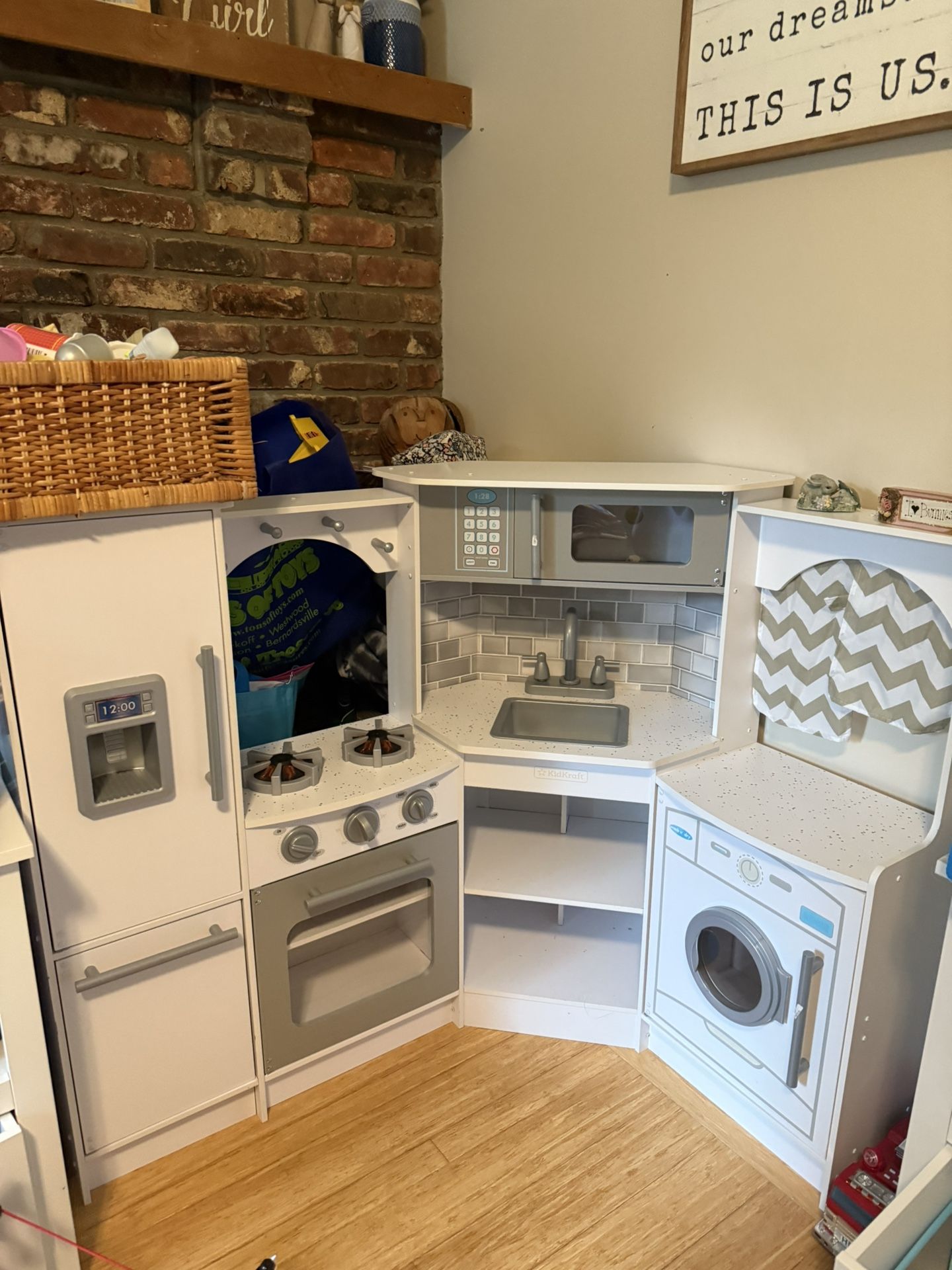 Kid Kraft Play Kitchen