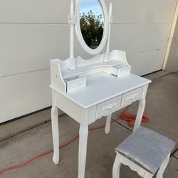 Vanity With Oval Mirror