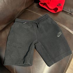 Size 5T Kids Nike Tech Fleece Shorts Used 
