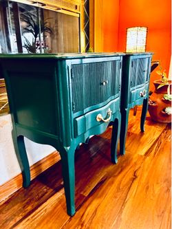 Elegant dark green tables