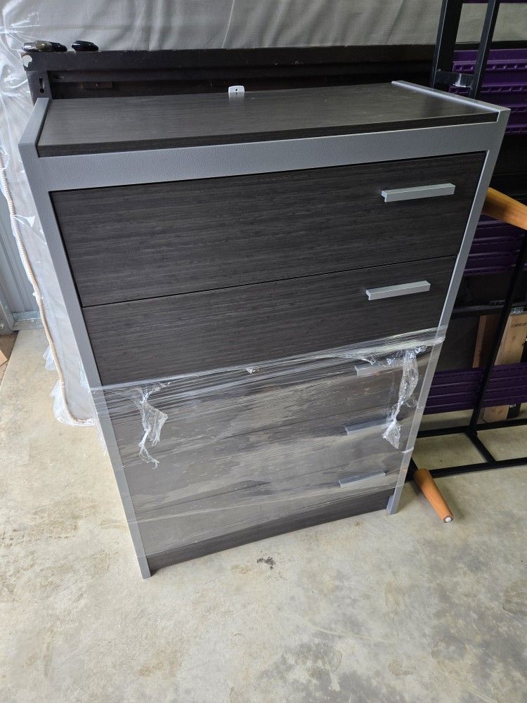 Matching Bedroom Set, 2 dressers, 2 nightstands, Great condition