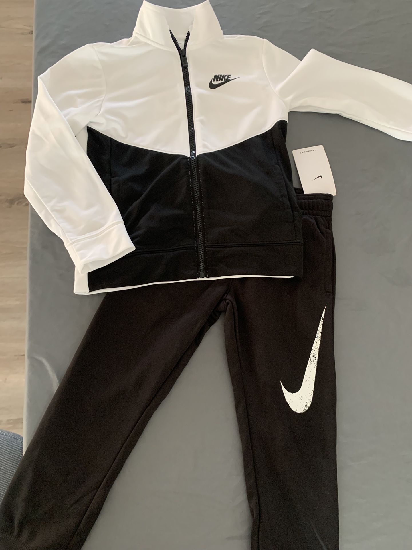 Nike  Boys 6-7  Therma-fit NEW