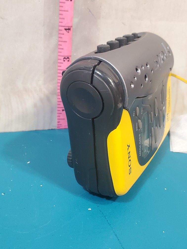 @CHV. VINTAGE  WMFS473 WALKMAN SPORTS CASSETTE PLAYER FOR PARTS OR REPAIR Collectibles