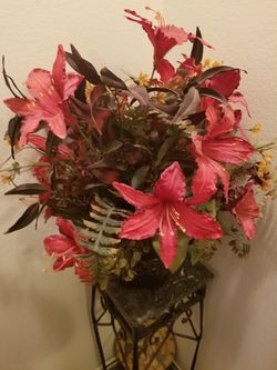 Artificial flower arrangement
