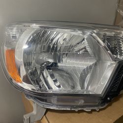 2012-2015 Toyota Tacoma Right Headlight 