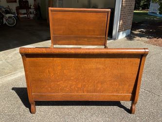 Sleigh bed