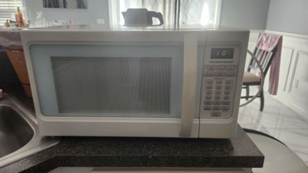 white Hamilton Beach 1.1 cubic foot microwave