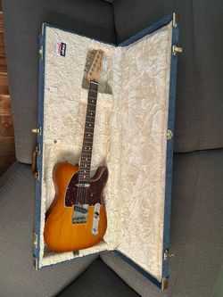 Solid guitar case - fender/wrangler with key