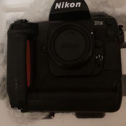 a Nikon D1H, a digital single-lens reflex camera