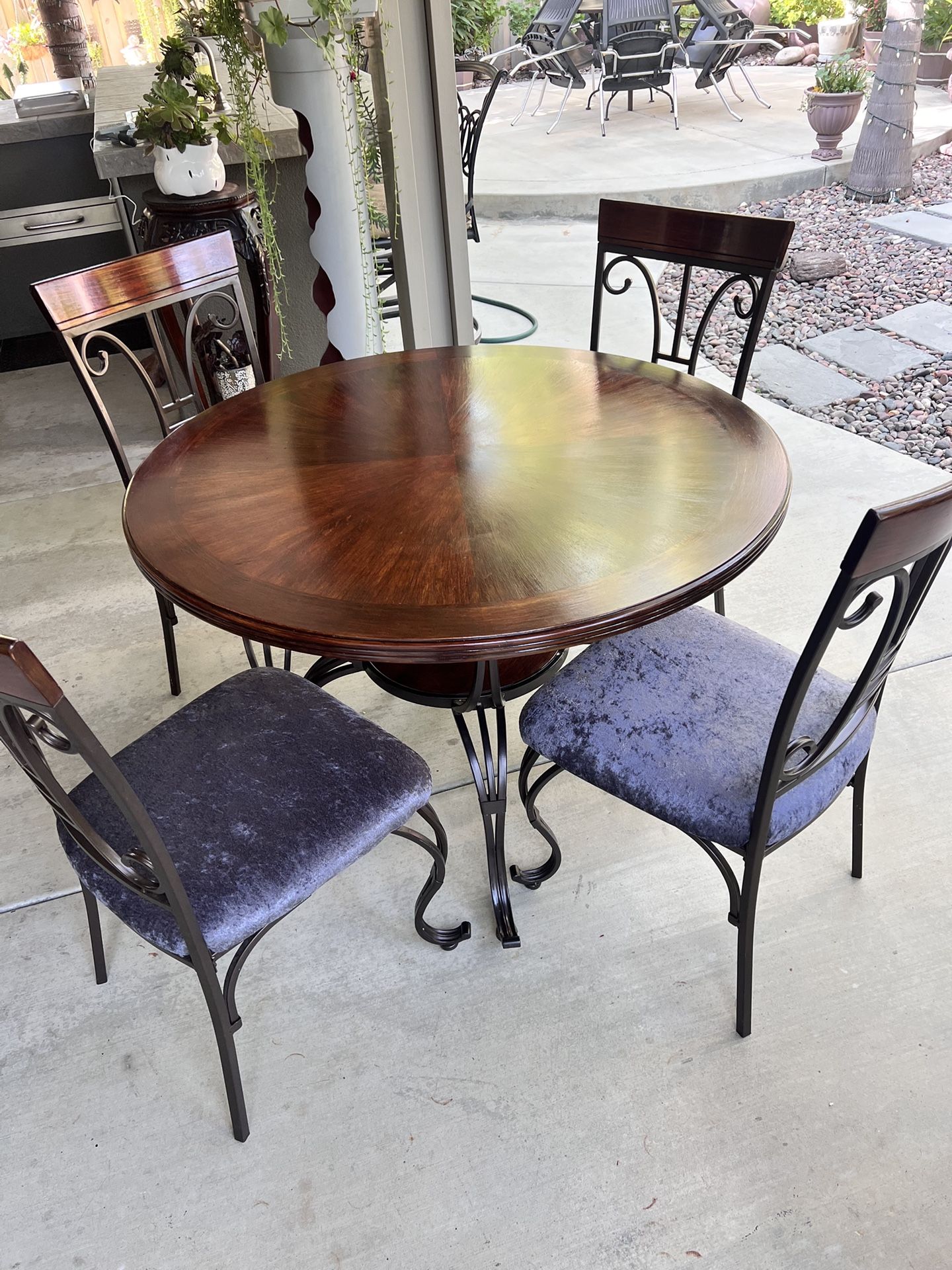 Round Dining Table With Chairs