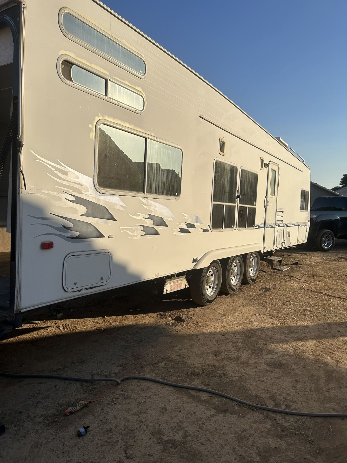2005 Toy Hauler Weekend Warrior 32ft ( Camping Season Is here!!)