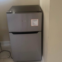 Mini fridge with freezer