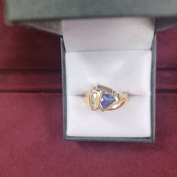 Ladies 14k Birthstone Ring‼️.......Size:8 1/2......6.7 Grams.......ASK FOR TY‼️