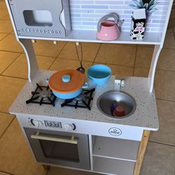 Kid’s Kitchen Set -Barely Used - 