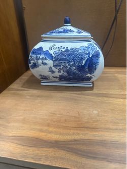 Vintage Blue and White Chinoiserie Ceramic Ginger Jar with Lid