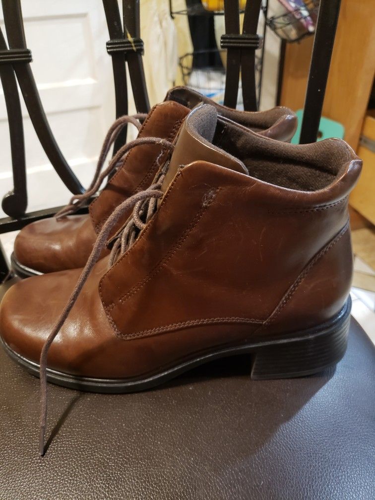 Women's GELRON 2000 brown Earth Shoes 8.5 for Sale in El Paso, TX - OfferUp