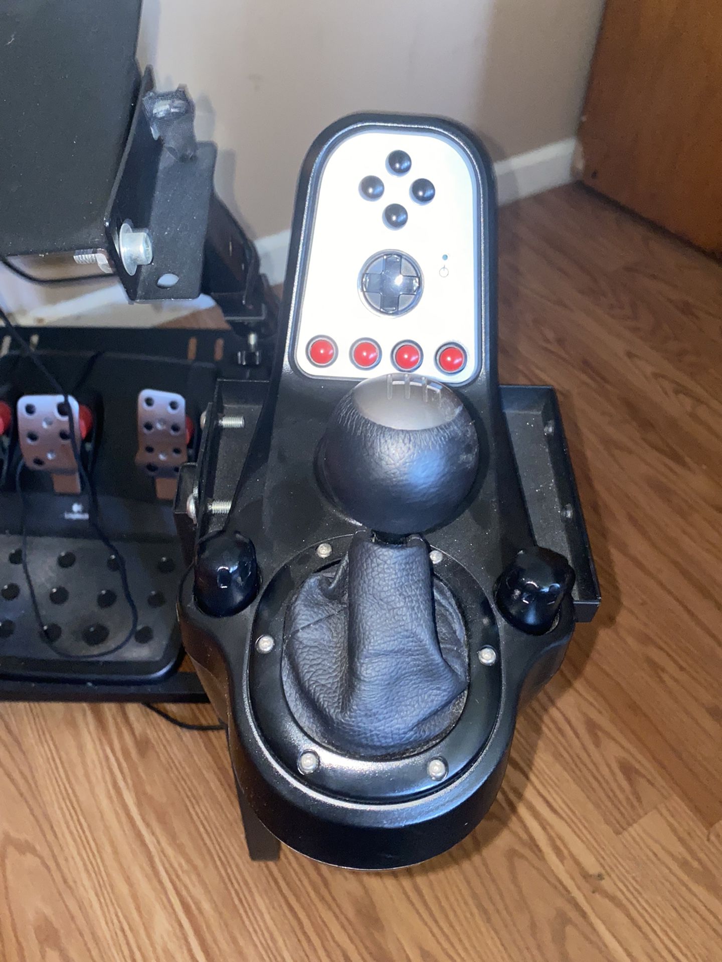 rester pilot hvid Logitech G27 Steering Wheel, Pedals, Shifter, Stand for Sale in Colma, CA -  OfferUp