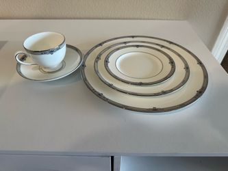 Wedgwood Amherst 5 piece china setting. Set of 9
