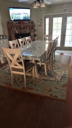 Dining Room Table & Chairs