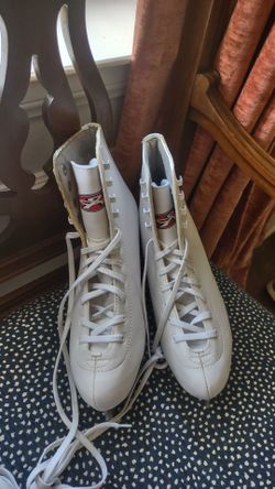 Hespeler Women's Figure Skates (Size 7)