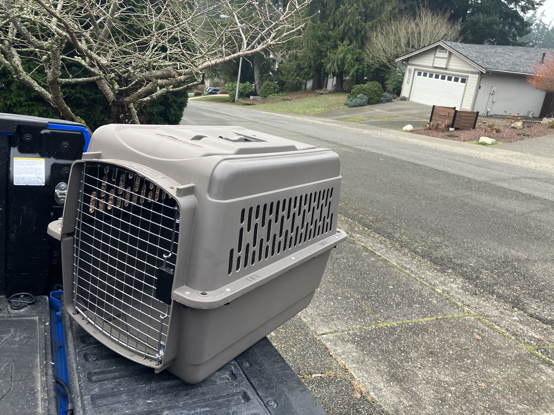 Medium Dog Kennel Crate Carrier Airline Approved like New 28” L by 20” W by 20”