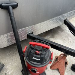 Bauer 6 Gallon Wet/dry Vacuum 