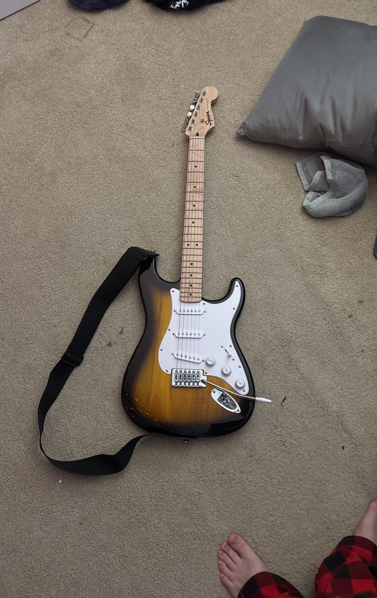 Squire by fender beginner Guitar/w Squire amp